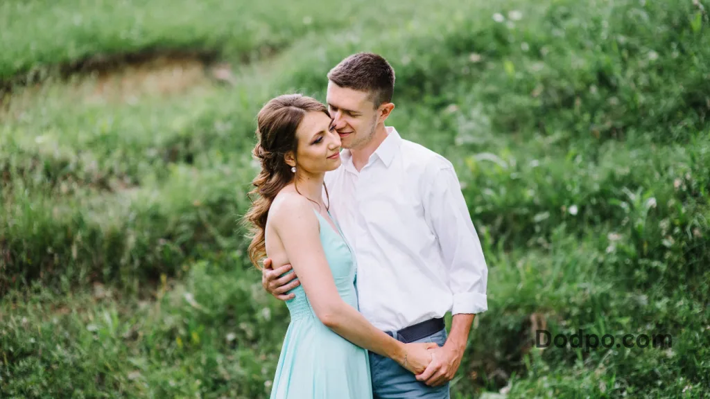 ​20 Private But Not a Secret Couple Poses That Show Love Without Oversharing