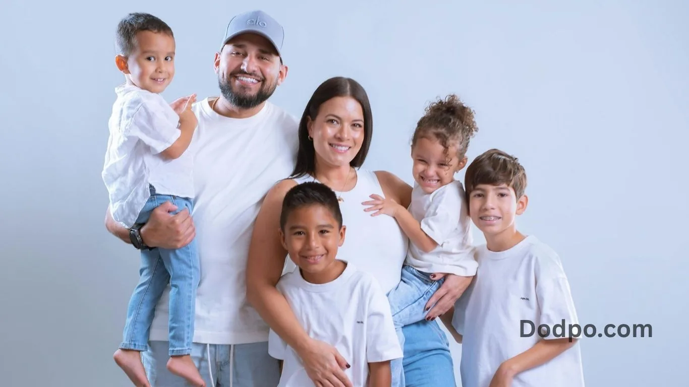 10 Stylish Family Holiday Photos Outfits That Look Perfect on Camera