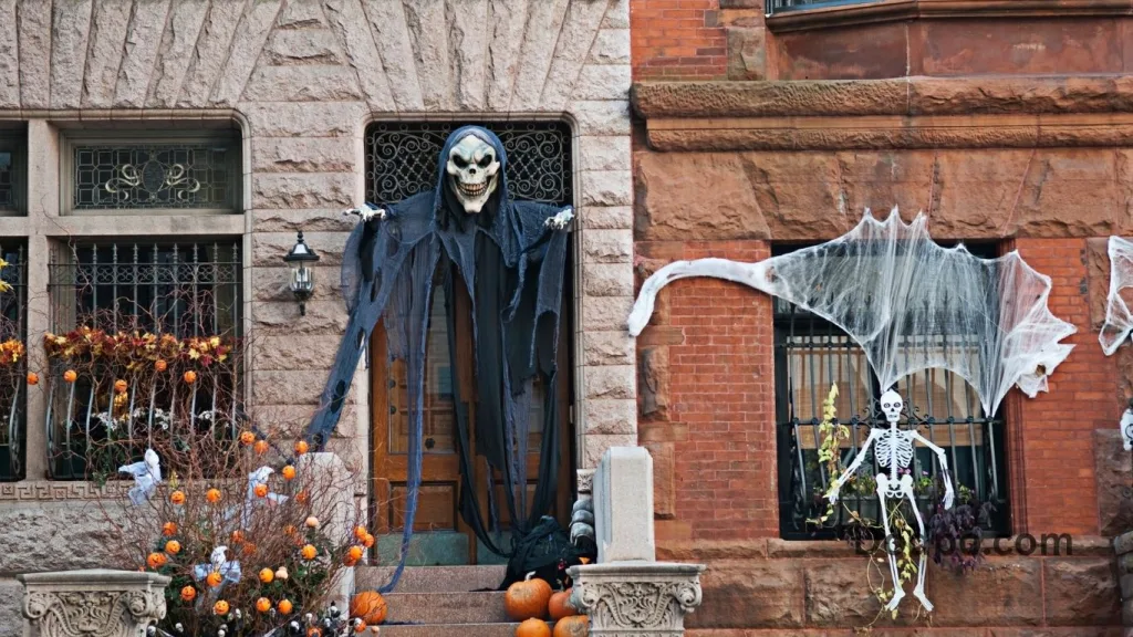 Incorporate Outdoor Spooky Decor