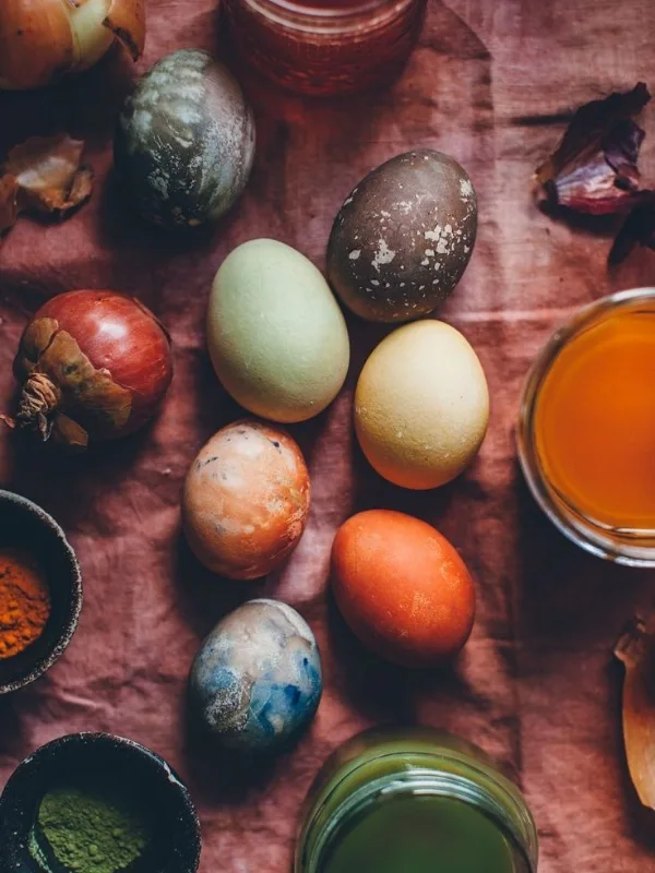 DIY-Botanical-Easter-Egg-Dyes-Using-Kitchen-Scraps