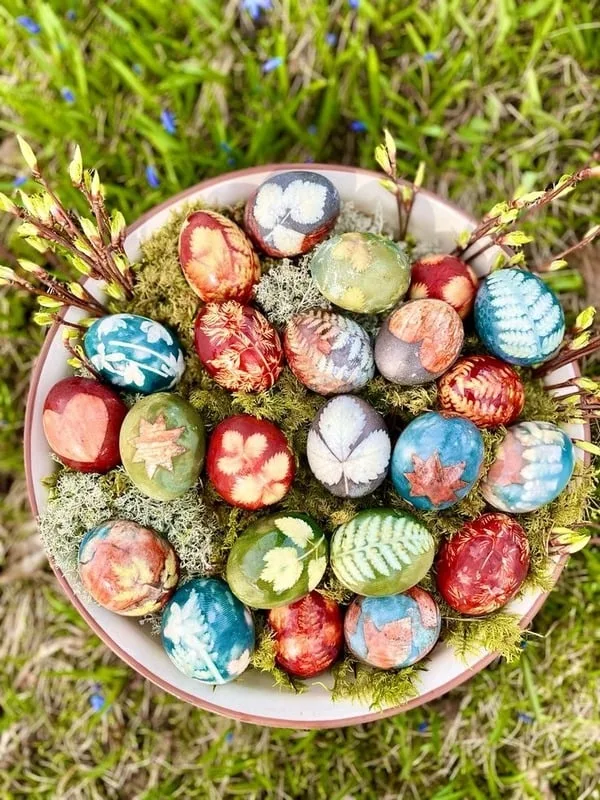 DIY-Botanical-Easter-Egg-Dyes-Using-Kitchen-Scraps