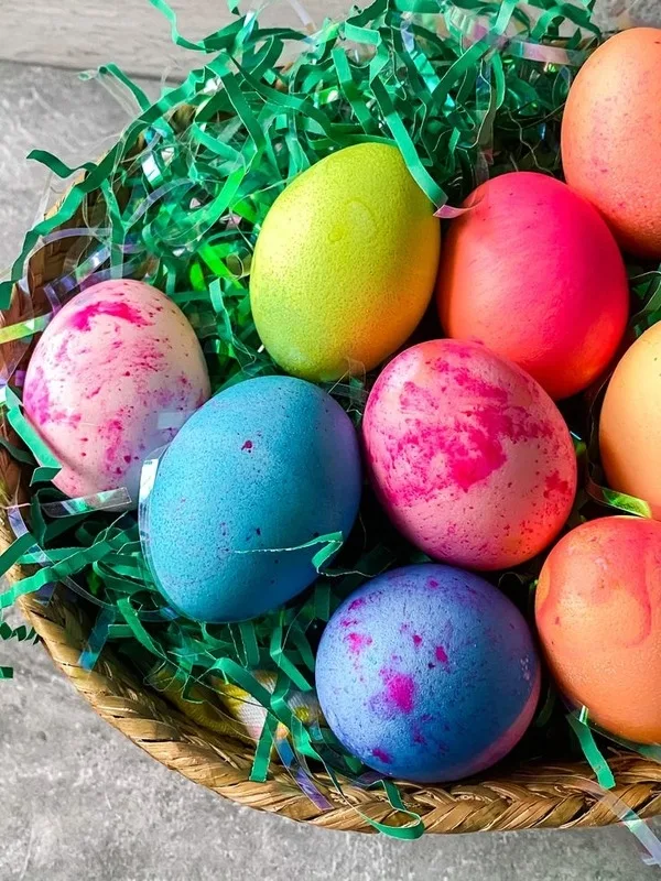 DIY-Botanical-Easter-Egg-Dyes-Using-Kitchen-Scraps