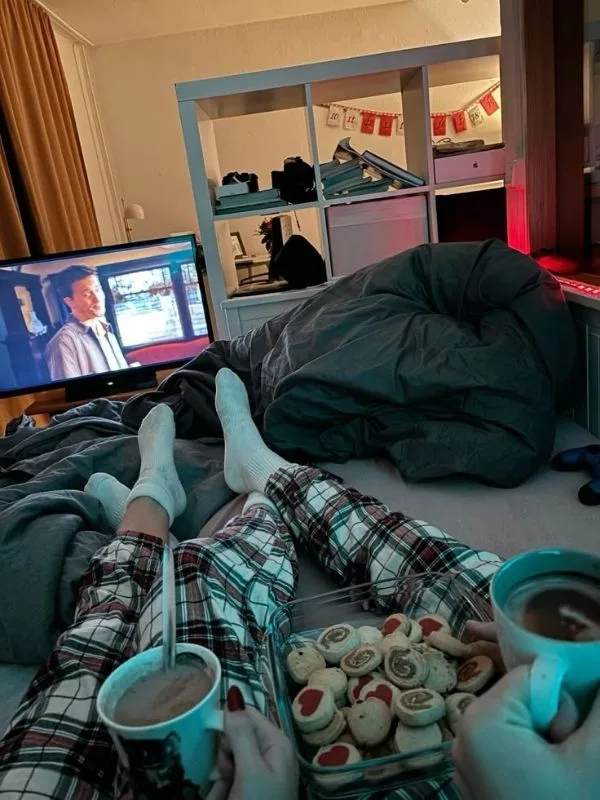 Cozy-Movie-Night-Ideas-for-Couples