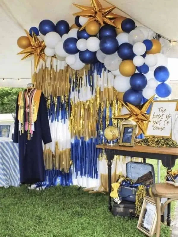 DIY-Graduation-Photo-Booth-Backdrop-Ideas