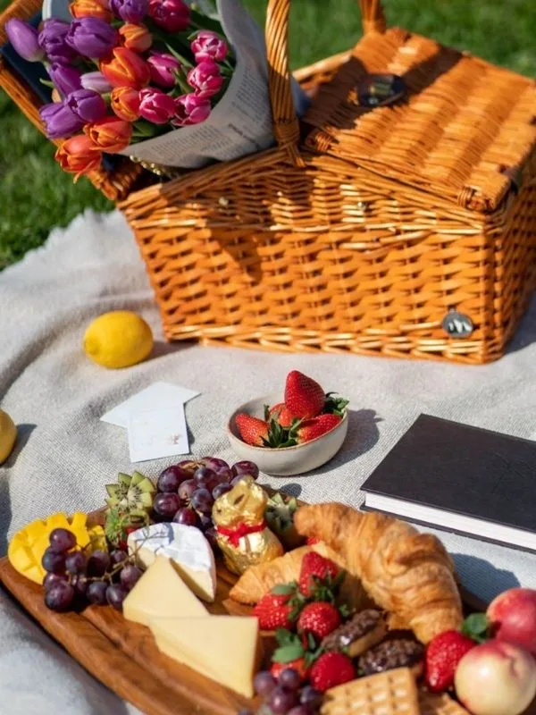 Romantic-Picnic-Date-Ideas-for-Couples