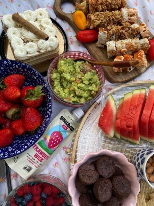 Romantic-Picnic-Date-Ideas-for-Couples