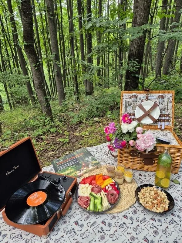 Romantic-Picnic-Date-Ideas-for-Couples