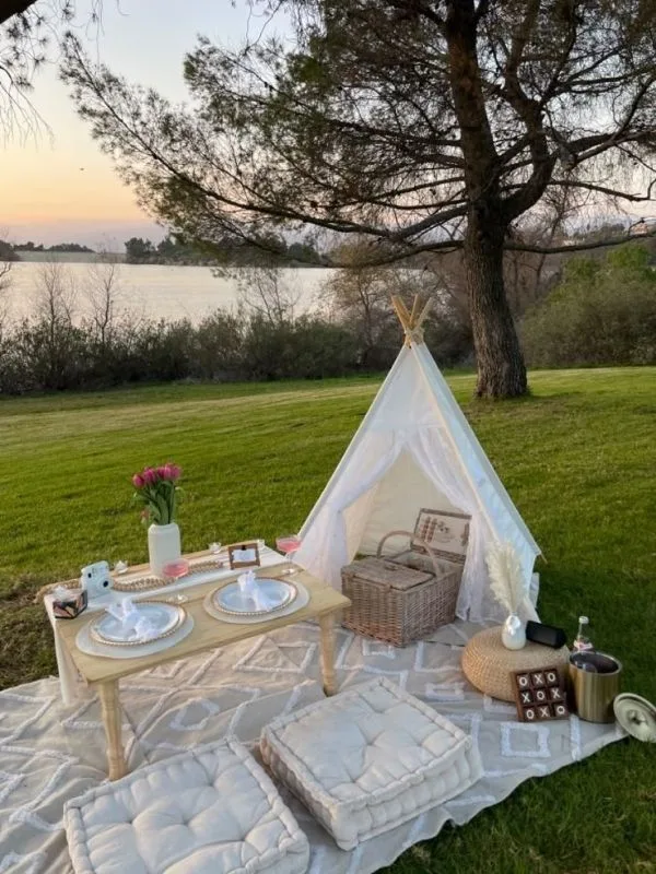 Romantic-Picnic-Date-Ideas-for-Couples