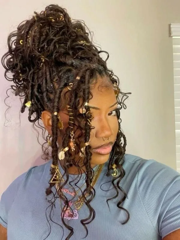 Vacation-Loc-Styles-for-Travelling-Women