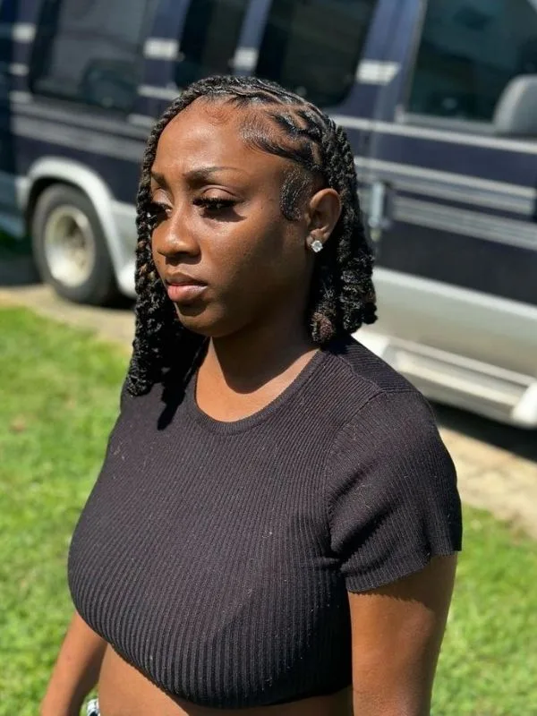 Vacation-Loc-Styles-for-Travelling-Women