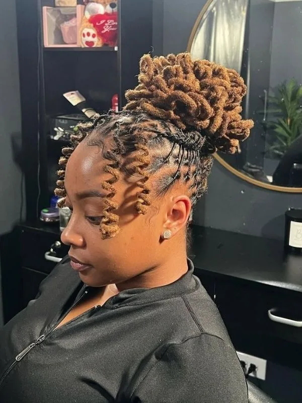 Vacation-Loc-Styles-for-Travelling-Women
