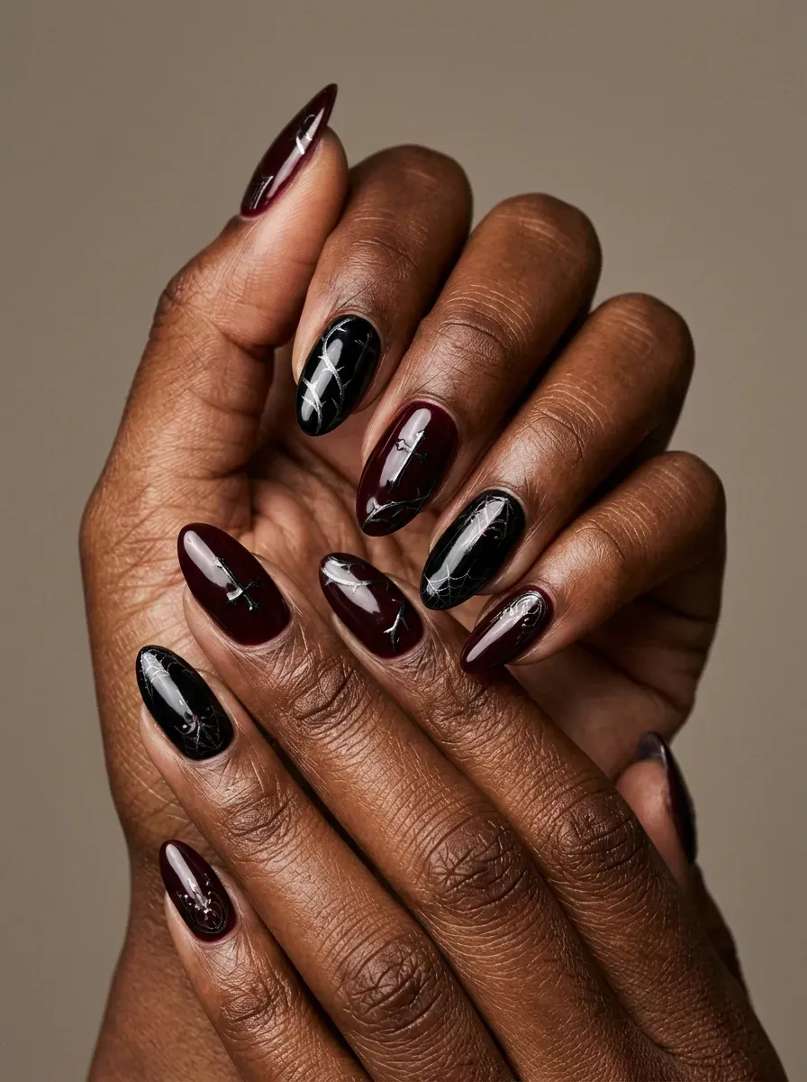 Short nude nails with ultra-thin glossy black French tips